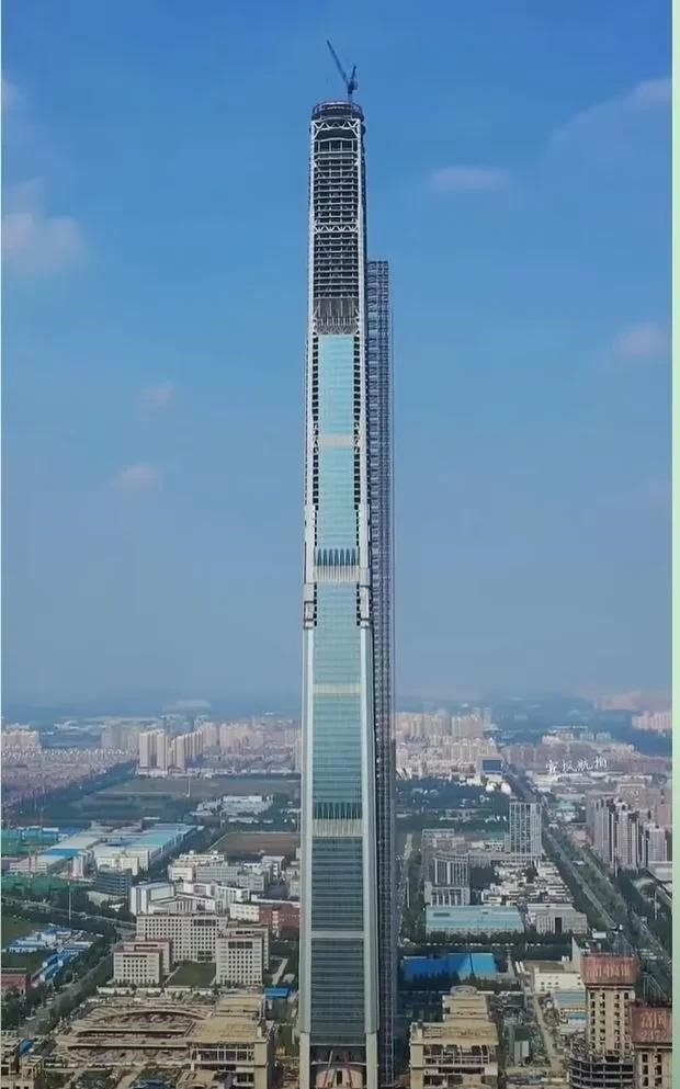 Được đầu tư 200 nghìn tỷ đồng, khởi công từ 2008, tòa nhà 117 tầng trở thành siêu dự án chết sừng sững vì nguyên nhân bất ngờ - Ảnh 1.