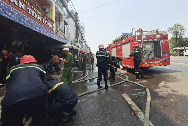 Cháy lớn giữa trưa ở Bình Định, hơn 30 chiến sĩ tới hiện trường dập lửa - Ảnh 4.