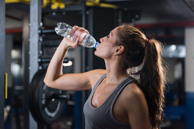 Uống nước lọc là tốt nhưng uống kiểu này tăng nguy cơ phù não, tử vong - Ảnh 2.