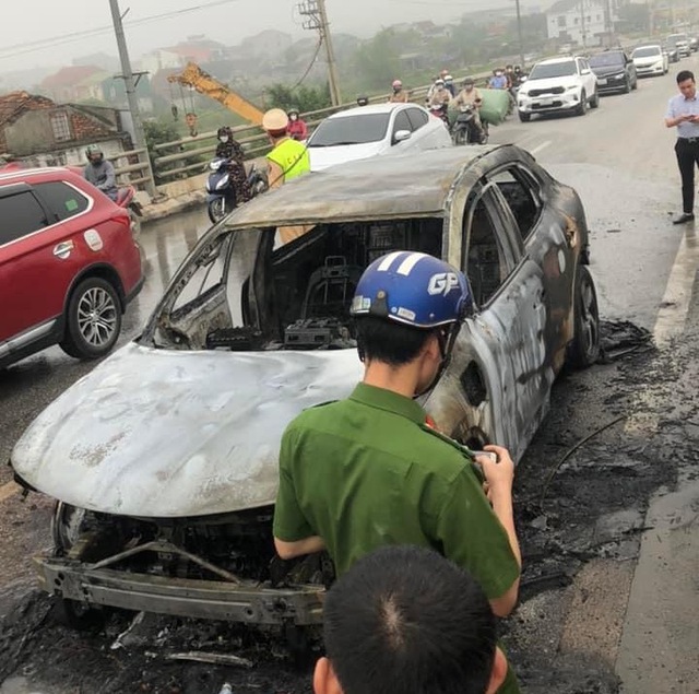 Ô tô 5 chỗ đang chạy thì bốc cháy, tài xế mở cửa thoát thân - Ảnh 8.