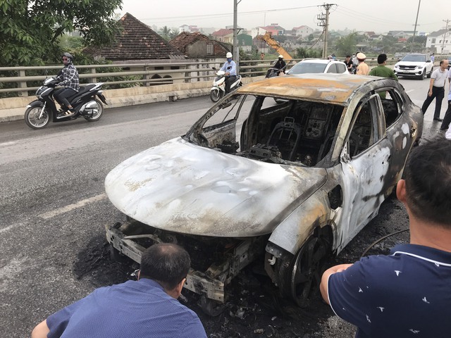 Ô tô 5 chỗ đang chạy thì bốc cháy, tài xế mở cửa thoát thân - Ảnh 7.