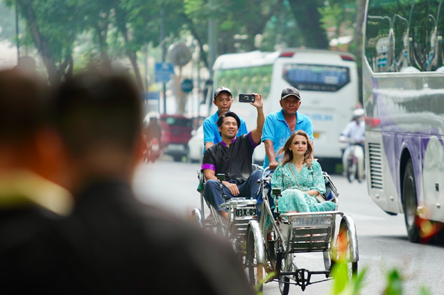 Dàn diễn viên chính phim A tourists guide to love thích thú với bữa sáng đậm chất Việt Nam - Ảnh 4.