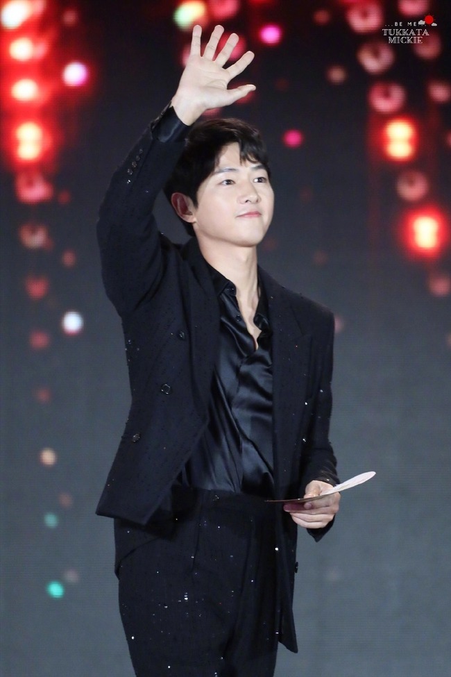 Nhan sắc Song Joong Ki lên xuống như tàu lượn siêu tốc sau khi công khai tình yêu mới: Bọng mắt bỗng biến đi đâu mất rồi? - Ảnh 2.