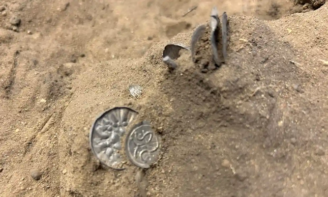 Phát hiện tiền xu 1.000 năm tuổi - Ảnh 1.