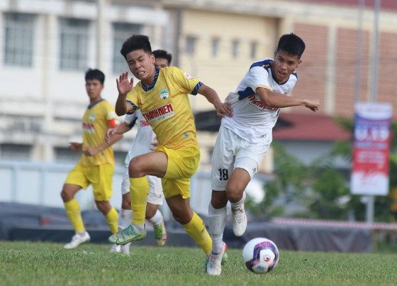 VCK giải U19 quốc gia 2023: Bình Phước gây bất ngờ trước HA.GL - Ảnh 1.