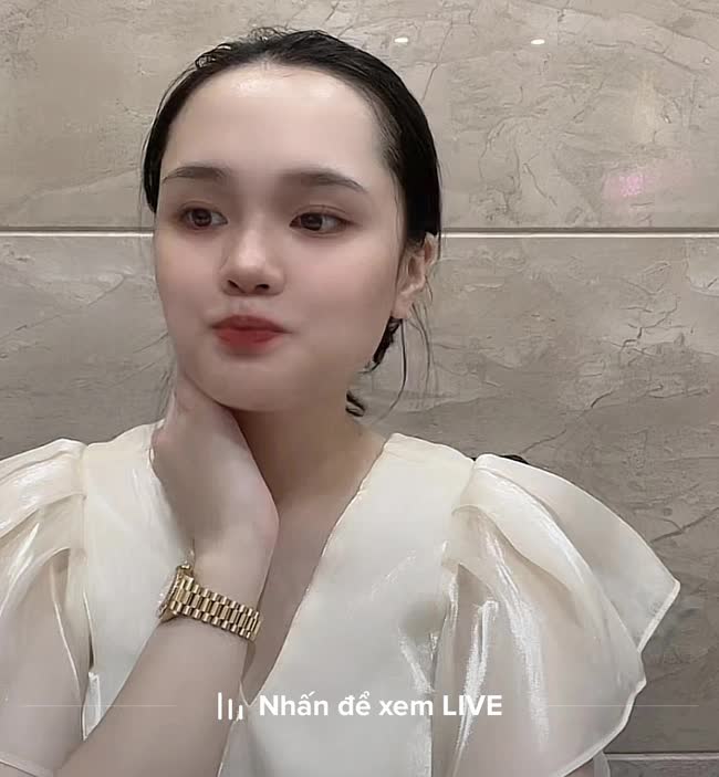  Quỳnh Anh diện đồng hồ trị giá cả tỷ đồng được Duy Mạnh tặng khi livestream bán hàng  - Ảnh 1.