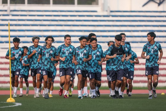 Đội tuyển bóng đá nam đầu tiên đến Campuchia - Ảnh 2.