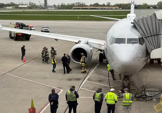Video: Máy bay Boeing 737 gặp sự cố hy hữu ở độ cao hàng nghìn mét, tia lửa phụt ra từ động cơ sau khiến hàng loạt hành khách hoảng loạn - Ảnh 3.