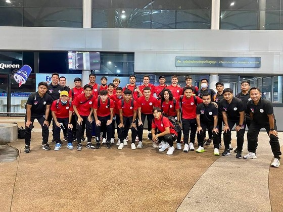 Đội tuyển bóng đá nam đầu tiên đến Campuchia - Ảnh 1.