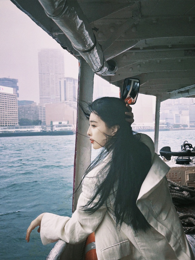 Thêm loạt ảnh Phạm Băng Băng tại Hong Kong (Trung Quốc): Không góc chết, đẹp bất chấp gió thổi tóc rối bời - Ảnh 2.