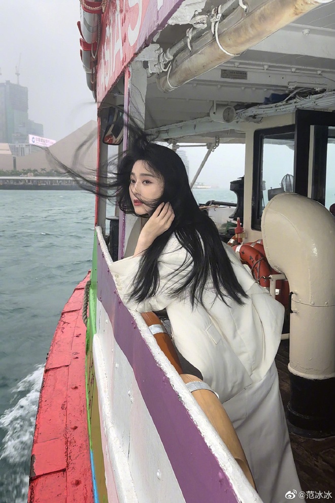 Thêm loạt ảnh Phạm Băng Băng tại Hong Kong (Trung Quốc): Không góc chết, đẹp bất chấp gió thổi tóc rối bời - Ảnh 1.