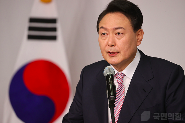 Tổng thống Hàn Quốc khiến dư luận dậy sóng vì phát biểu ‘quỳ gối’ - Ảnh 1.