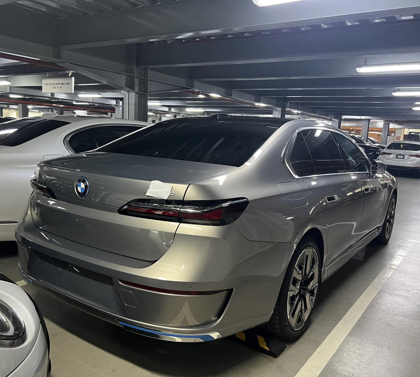 Ảnh thực tế BMW i7 2023 đầu tiên Việt Nam: Xe BMW có kích thước khổng lồ nhất, chưa full option nhưng mạnh hơn EQS bản đắt nhất - Ảnh 3.