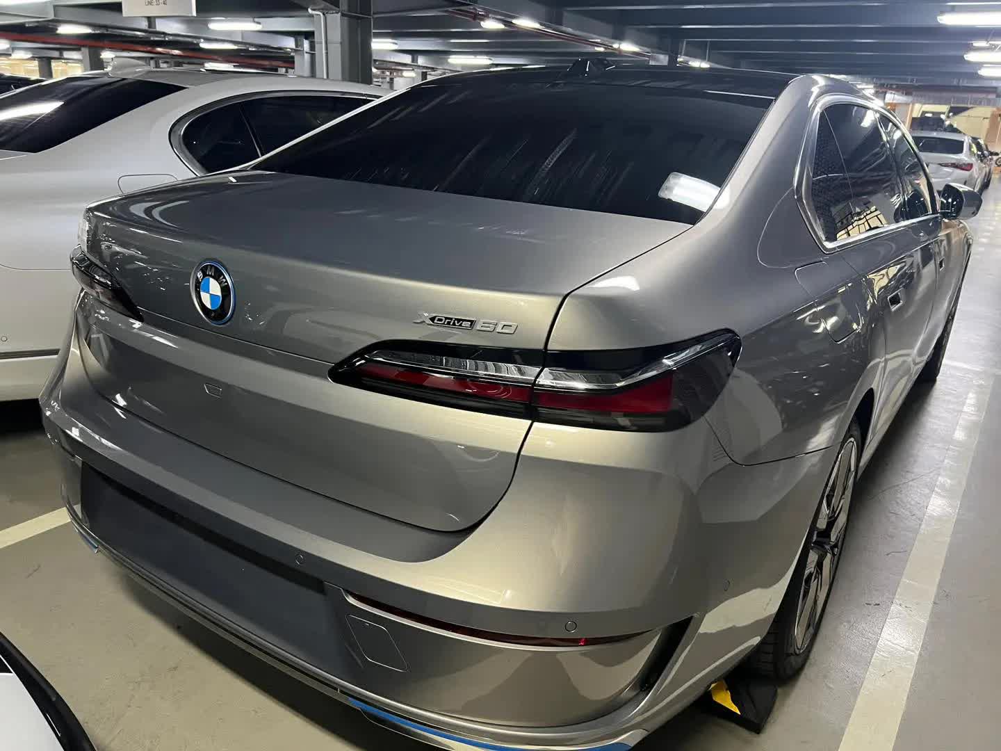 Ảnh thực tế BMW i7 2023 đầu tiên Việt Nam: Xe BMW có kích thước khổng lồ nhất, chưa full option nhưng mạnh hơn EQS bản đắt nhất - Ảnh 2.