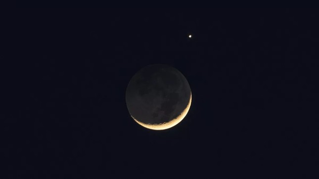 Sao Kim và Mặt trăng khiêu vũ với chòm sao Seven Sisters trong mưa sao băng Lyrid - Ảnh 1.