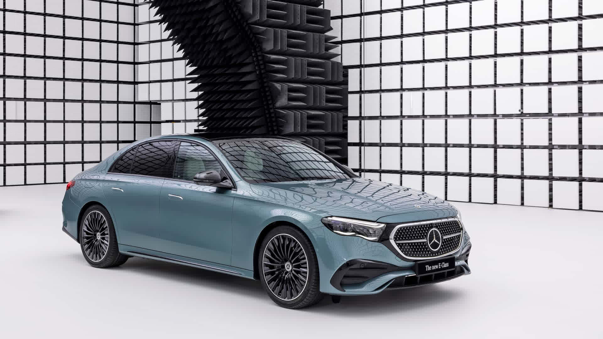 Ra mắt Mercedes-Benz E-Class 2024: Đèn lạ mắt, nhiều màn hình như EQS, đủ trò chơi game đến xem TikTok - Ảnh 13.