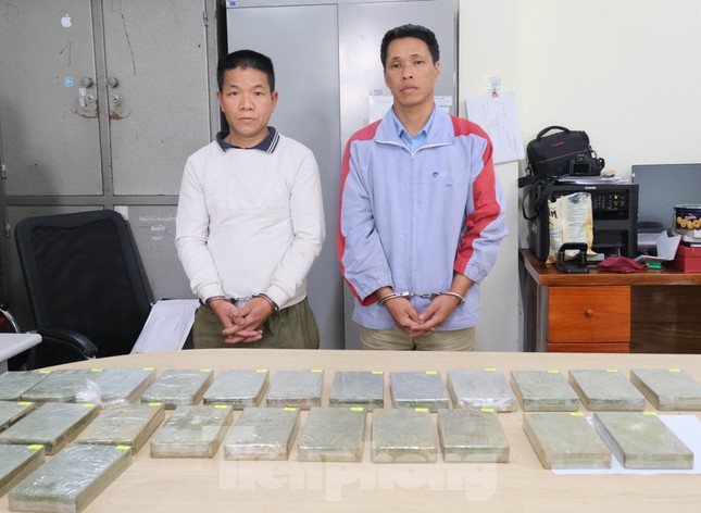 Phát hiện kho heroin trong hang đá nơi rừng sâu - Ảnh 1.