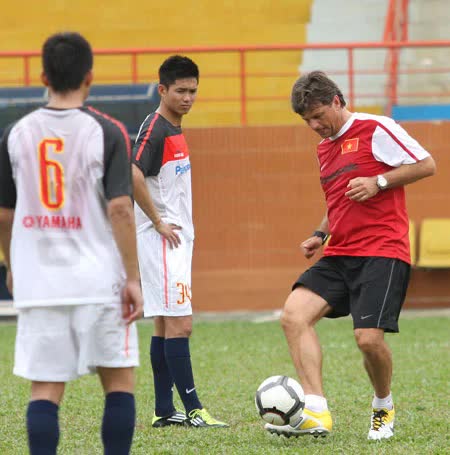 HLV người Đức bị VFF sa thải phũ phàng và mối lo cho HLV Troussier trước SEA Games - Ảnh 1.