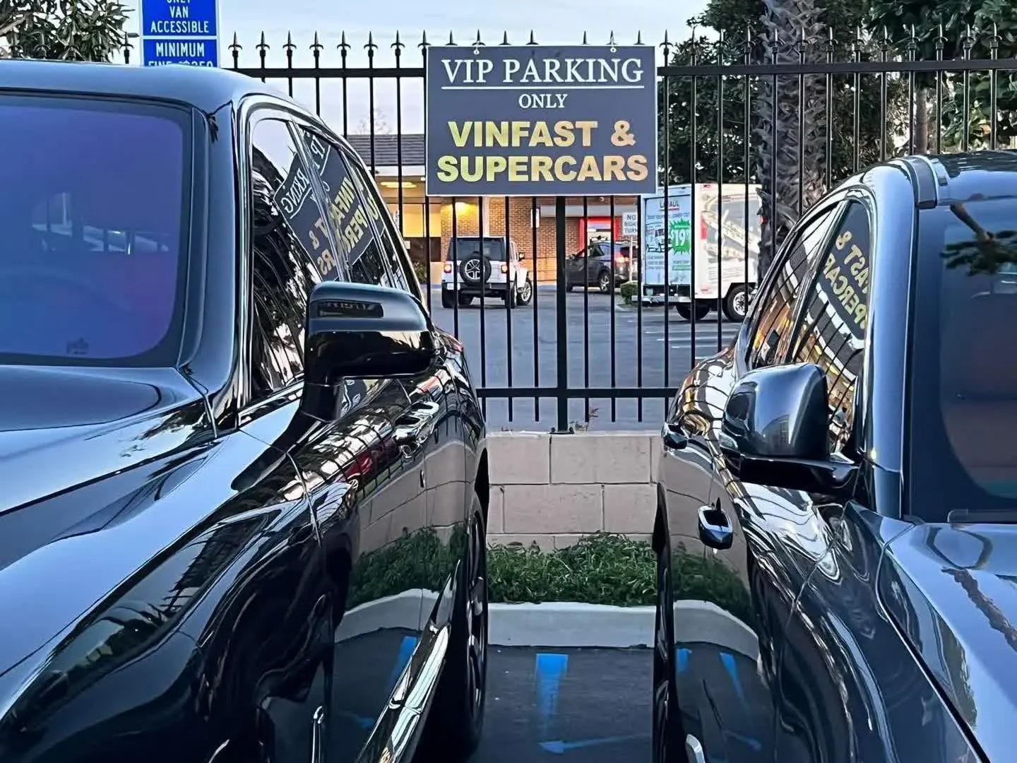 Làm bãi đỗ xe dành riêng cho VinFast và siêu xe, ông chủ gốc Việt chia sẻ: Muốn cho người Mỹ nhìn và chạm vào xe Việt Nam nhiều hơn - Ảnh 2.