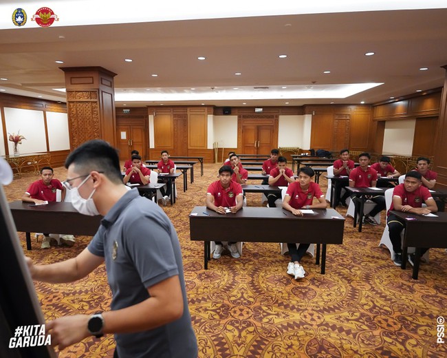 Độc lạ U22 Indonesia: Cầu thủ phải làm bài kiểm tra viết trước ngày thi đấu SEA Games 32 - Ảnh 1.