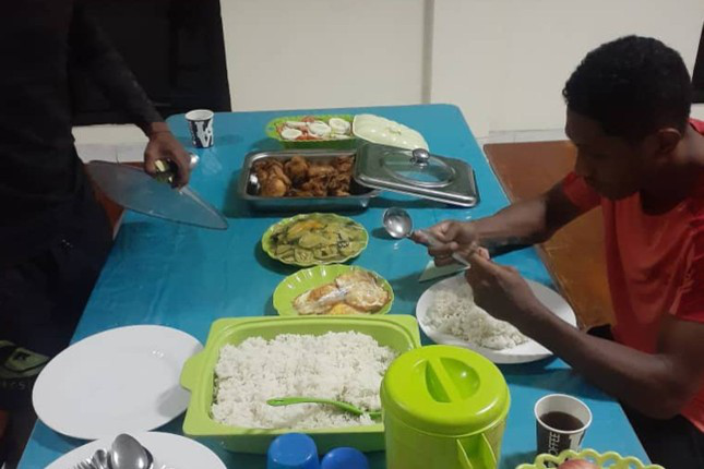 Cận cảnh bữa ăn đạm bạc và đôi giày mòn vẹt của các VĐV Timor-Leste trước SEA Games 32 - Ảnh 1.