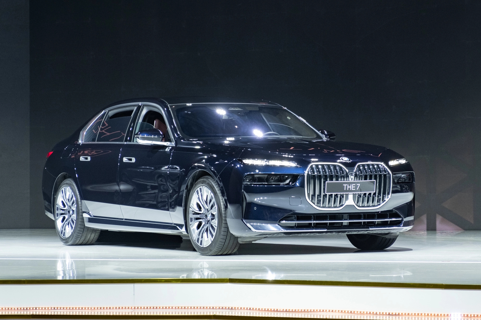 Ảnh thực tế BMW 7-Series 2023 giá từ 5,2 tỷ đồng tại Việt Nam: Nhiều màn hình, các chi tiết kiểu 3D, có điểm ‘học’ từ S-Class - Ảnh 1.