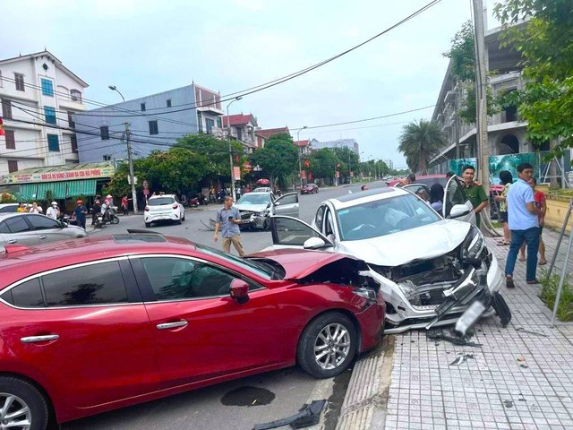 Tai nạn liên hoàn trên phố, 4 ô tô hư hỏng nghiêm trọng - Ảnh 1.