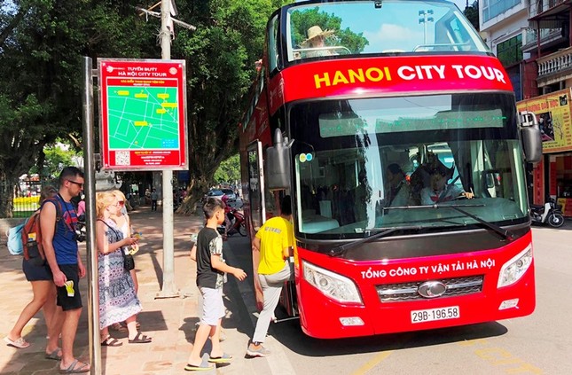 Dịp nghỉ lễ 30/4, xe buýt 2 tầng phục vụ miễn phí tham quan Hà Nội - Ảnh 2.