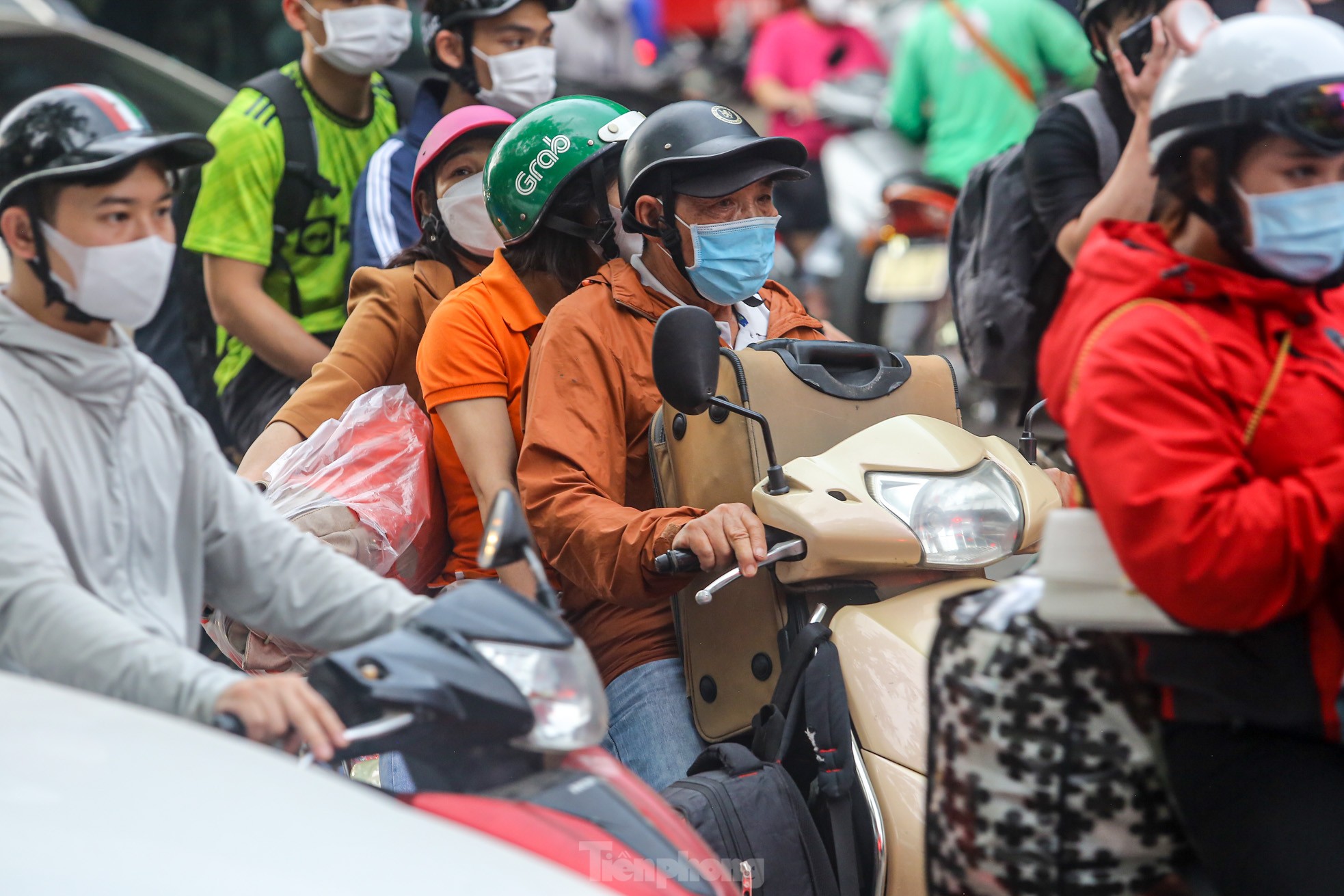 Đông ‘nghẹt thở’, người dân cố nhích từng bước rời Hà Nội trước kỳ nghỉ lễ 30/4 - Ảnh 6.