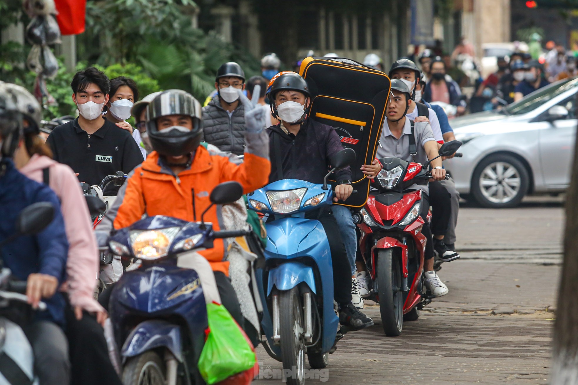 Đông ‘nghẹt thở’, người dân cố nhích từng bước rời Hà Nội trước kỳ nghỉ lễ 30/4 - Ảnh 5.