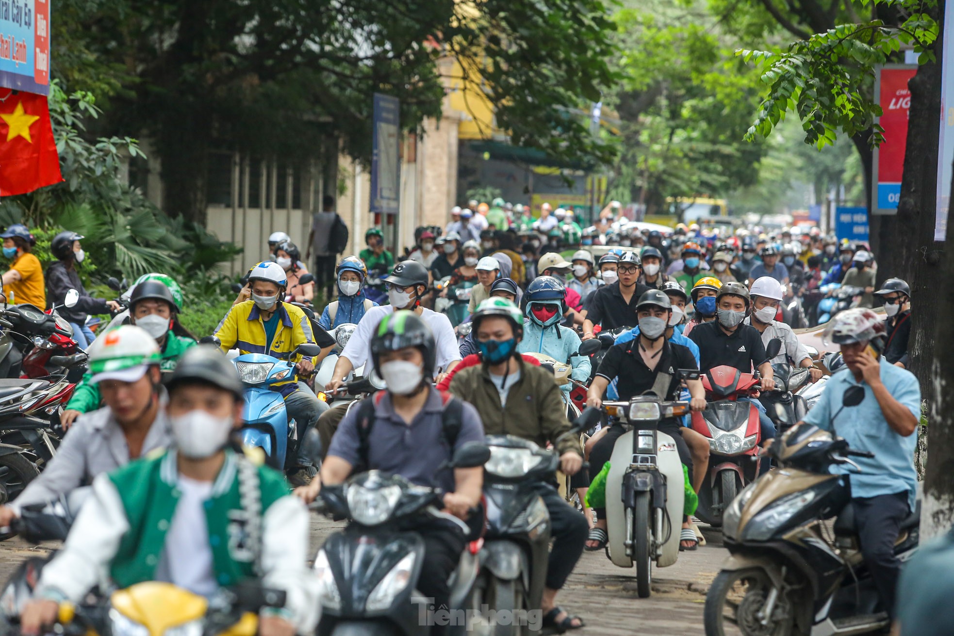Đông ‘nghẹt thở’, người dân cố nhích từng bước rời Hà Nội trước kỳ nghỉ lễ 30/4 - Ảnh 4.