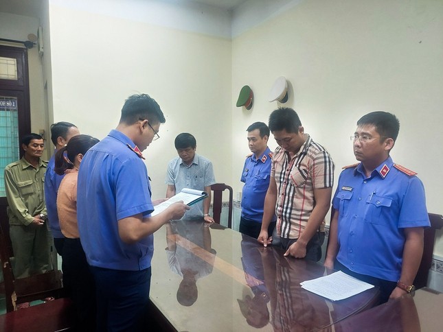 Vụ án đưa và nhận hối lộ tại trung tâm pháp y tỉnh Quảng Ngãi: Khởi tố thêm hai người liên quan - Ảnh 1.