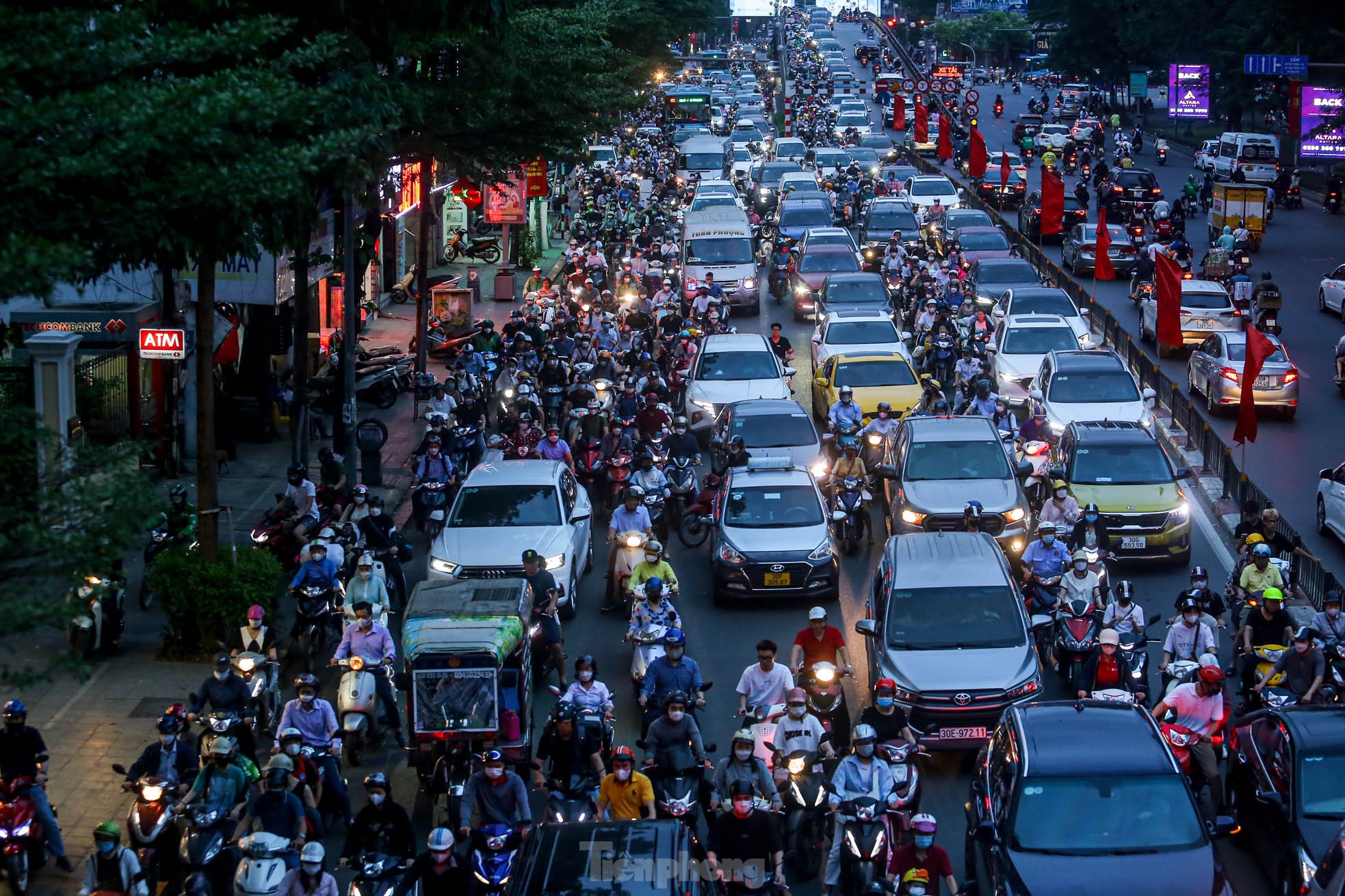 Đông ‘nghẹt thở’, người dân cố nhích từng bước rời Hà Nội trước kỳ nghỉ lễ 30/4 - Ảnh 14.