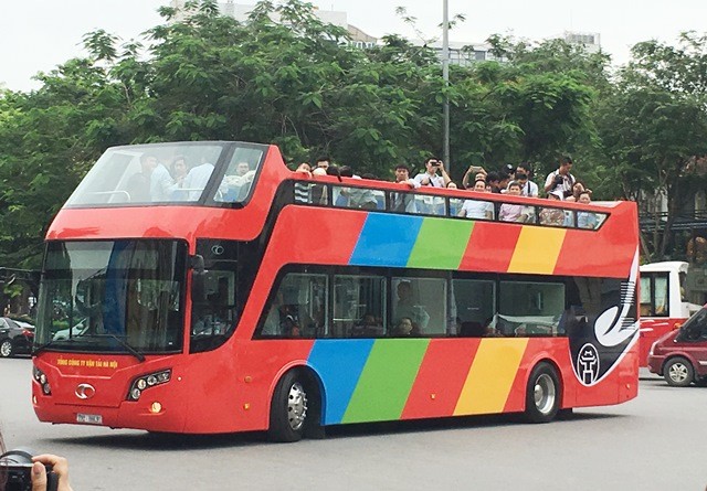 Dịp nghỉ lễ 30/4, xe buýt 2 tầng phục vụ miễn phí tham quan Hà Nội - Ảnh 1.