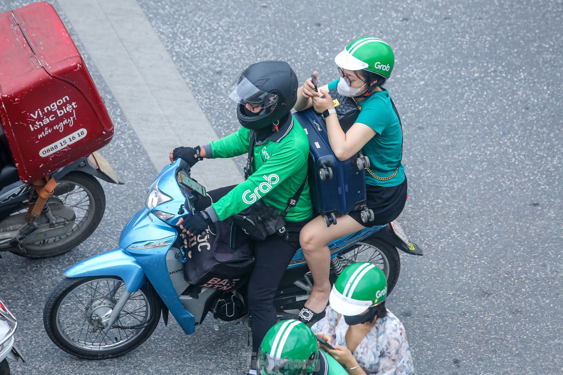 Đông ‘nghẹt thở’, người dân cố nhích từng bước rời Hà Nội trước kỳ nghỉ lễ 30/4 - Ảnh 9.