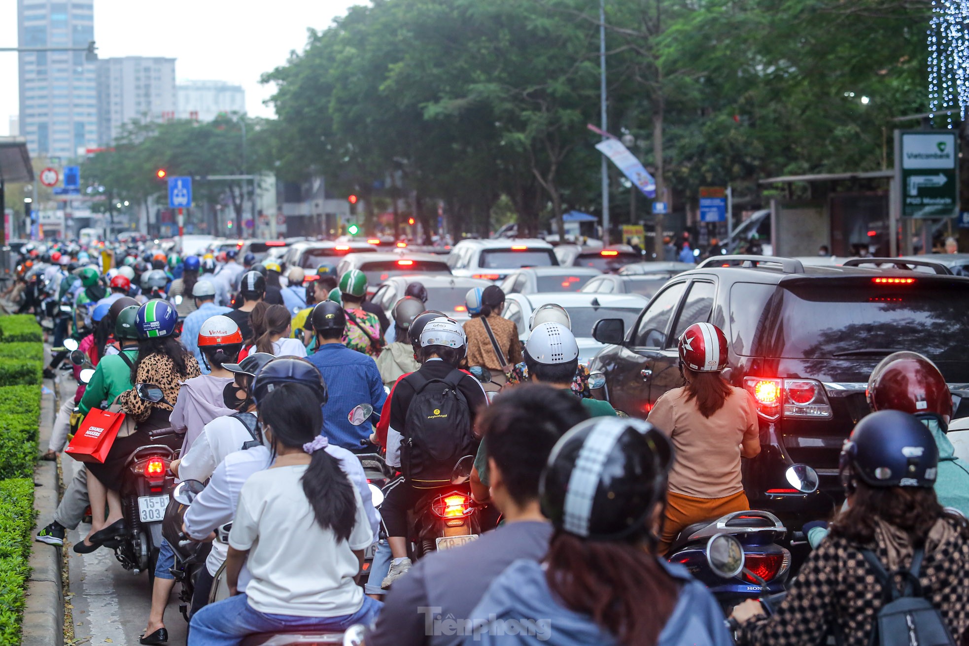 Đông ‘nghẹt thở’, người dân cố nhích từng bước rời Hà Nội trước kỳ nghỉ lễ 30/4 - Ảnh 7.