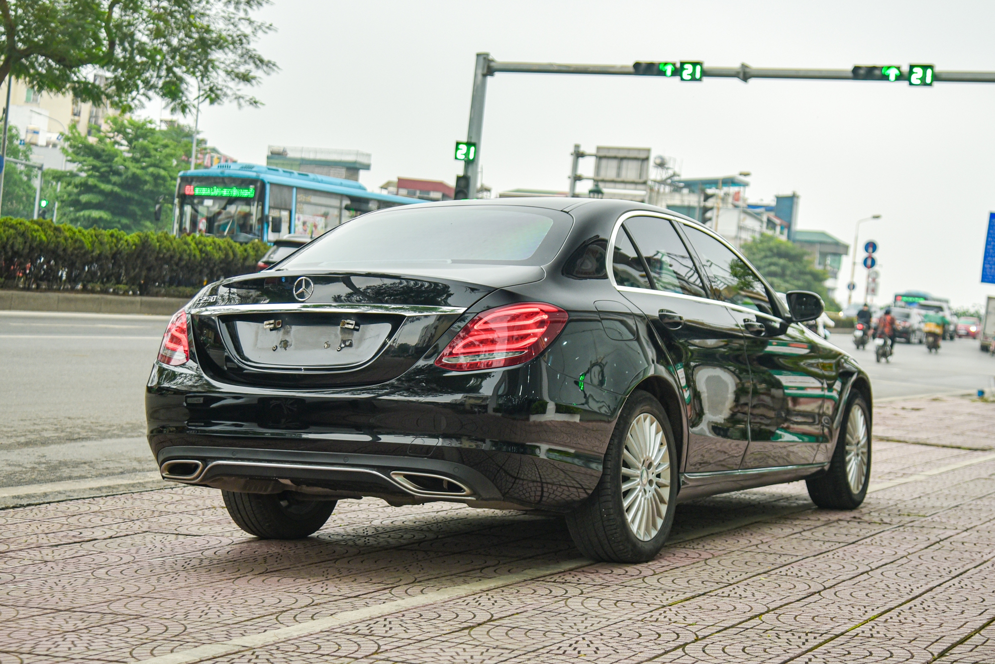 Thay vì mua Kia K5, chiếc Mercedes đời 2016 này rất đáng cân nhắc vì cùng giá tiền nhưng thiết kế lâu lỗi mốt và lái hay hơn - Ảnh 4.