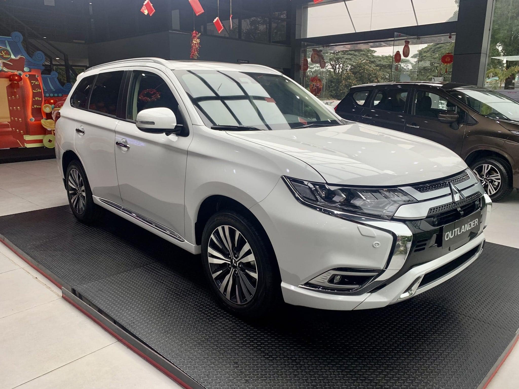 Mitsubishi Outlander đời 2022 giảm kịch sàn tại đại lý: Cao nhất gần 130 triệu đồng, bản CVT gần ngang Xpander Cross - Ảnh 1.