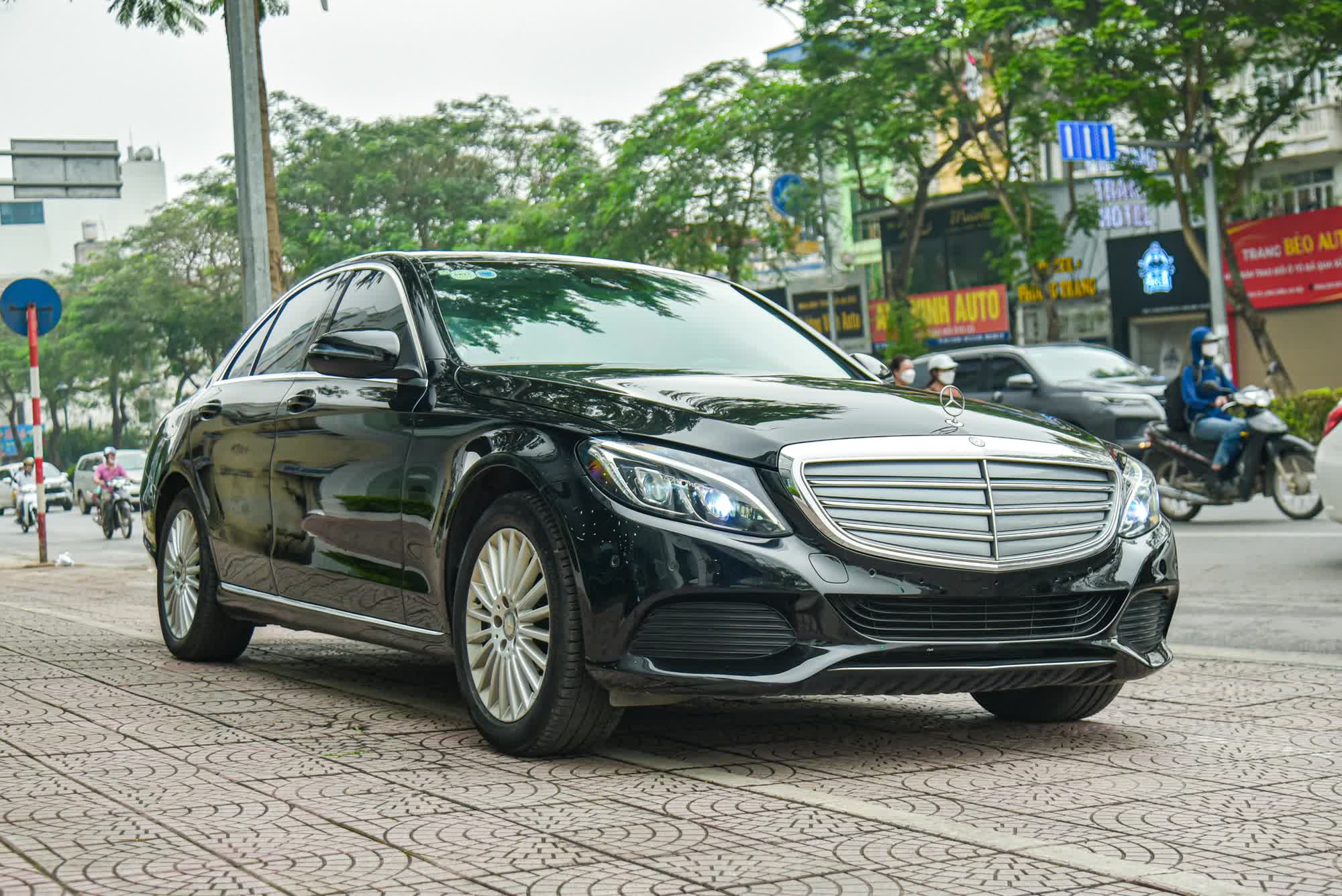 Thay vì mua Kia K5, chiếc Mercedes đời 2016 này rất đáng cân nhắc vì cùng giá tiền nhưng thiết kế lâu lỗi mốt và lái hay hơn - Ảnh 2.