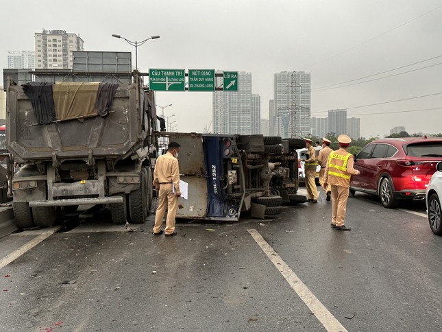 5 ô tô va chạm liên hoàn ở Vành đai 3 trên cao, 1 người bị thương - Ảnh 1.