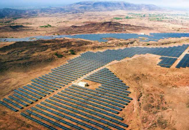 Công viên năng lượng mặt trời lớn nhất thế giới: Mức đầu tư lên tới 1,3 tỷ USD, trải rộng hơn 5.700 ha, biến sa mạc thành ốc đảo điện - Ảnh 1.
