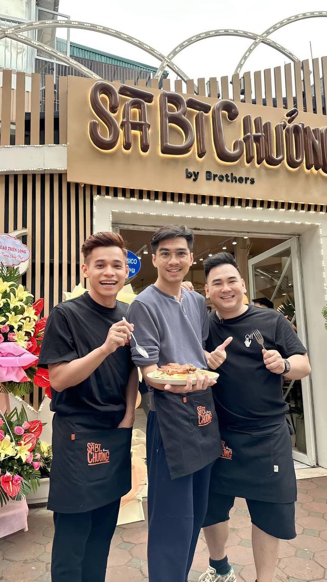 Quán cơm tấm của bộ 3 streamer nổi tiếng mở chi nhánh ở Hà Nội: Khách kéo đến check-in ầm ầm, xếp hàng dài đợi 4-5 tiếng chỉ để chờ thưởng thức - Ảnh 2.