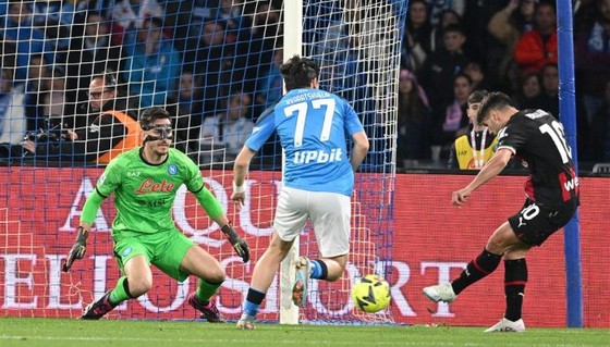 Rafael Leao ghi bàn trở lại, Milan thắng sốc trên sân Napoli - Ảnh 2.
