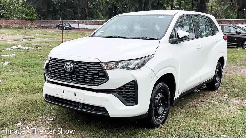 Toyota Innova 2023 taxi giá quy đổi 530 triệu: Giới hạn tốc độ 80 km/h, chạy dịch vụ nhưng không có điều hòa sau và màn hình giải trí - Ảnh 1.