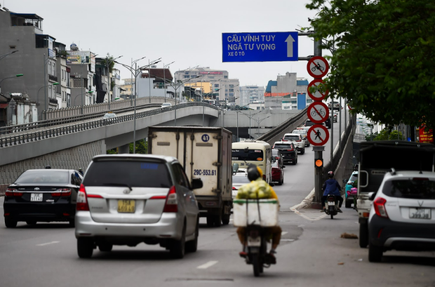 Chùm ảnh: Đường phố Hà Nội thông thoáng, người dân đi lại thuận lợi trong sáng 30/4 - Ảnh 15.
