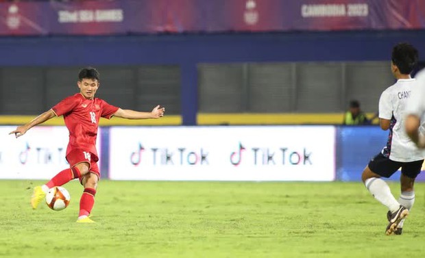 Tiền đạo 1m80 để tóc cực cháy lập siêu phẩm giúp U22 Việt Nam tại SEA Games 32 - Ảnh 8.