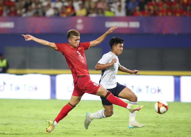 Tiền đạo 1m80 để tóc cực cháy lập siêu phẩm giúp U22 Việt Nam tại SEA Games 32 - Ảnh 7.