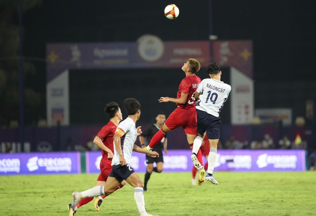 Tiền đạo 1m80 để tóc cực cháy lập siêu phẩm giúp U22 Việt Nam tại SEA Games 32 - Ảnh 6.