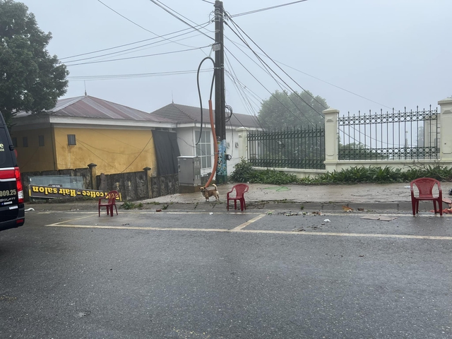 Clip: Ô tô bì bõm lội trong biển nước ở Sapa, đường phố ngập nặng sau cơn mưa lớn - Ảnh 6.