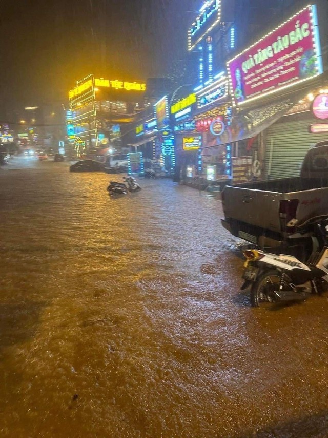Clip: Ô tô bì bõm lội trong biển nước ở Sapa, đường phố ngập nặng sau cơn mưa lớn - Ảnh 5.